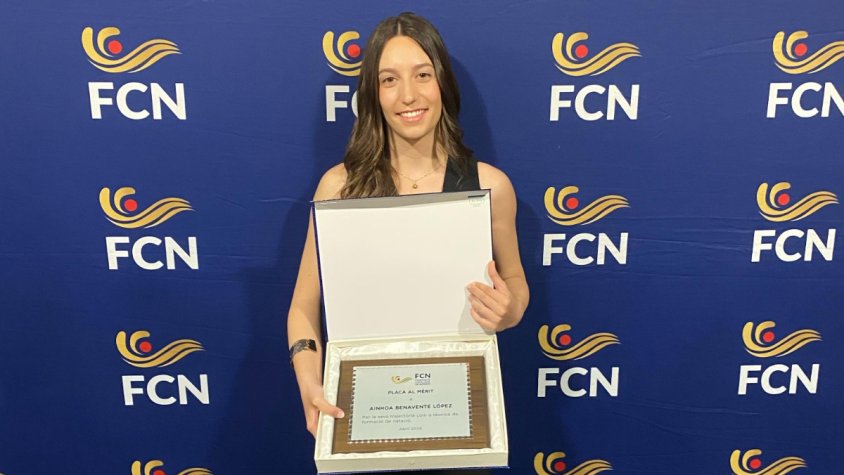 Ainhoa Benavente amb la placa