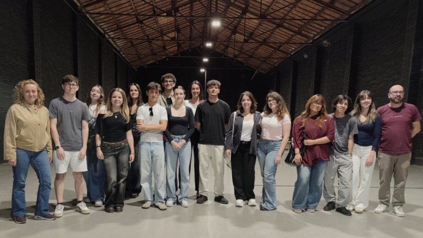 Alumnes participants al projecte 'Arxiu obert / Arxiu tancat' de la UdL a la Nau 18 del Museu Trepat