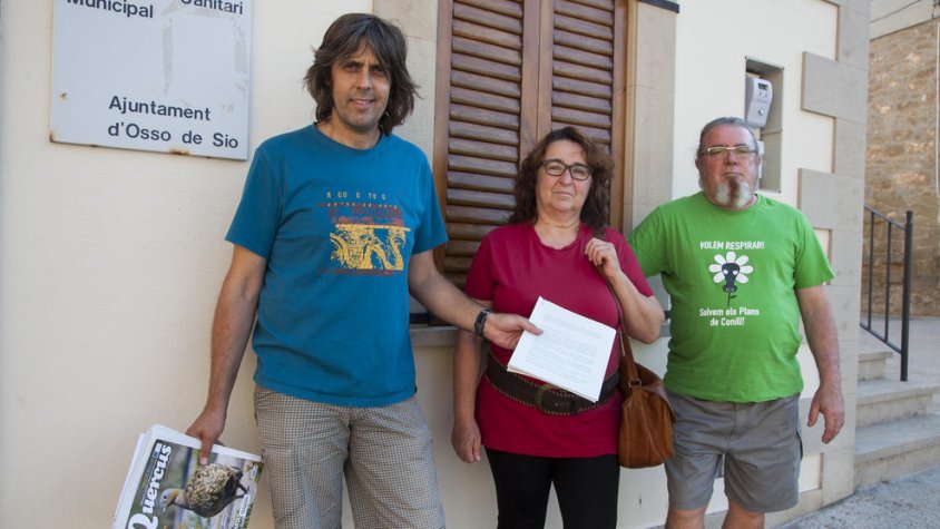 Tres membres de la plataforma Salvem els Plans de Conill van presentar ahir una queixa formal