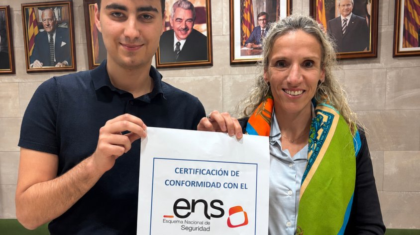 L'alcaldessa, Sílvia Fernàndez, i el regidor de Noves Tecnologies i Transparència, Roger Brils, mostrant el certificat
