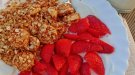 Iogurt amb maduixes i plàtan saltejat