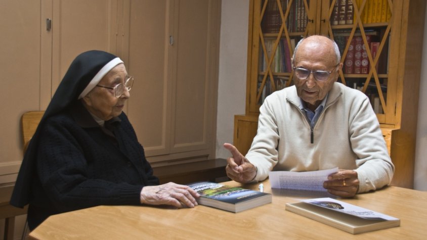 Sor Maria del Carme Secanell Gendre conversant amb Josep Castellà