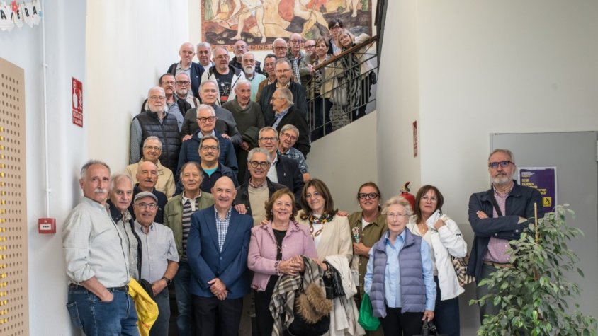 Vista dels participants a la trobada a l'escala principal del col·legi dels Escolapis