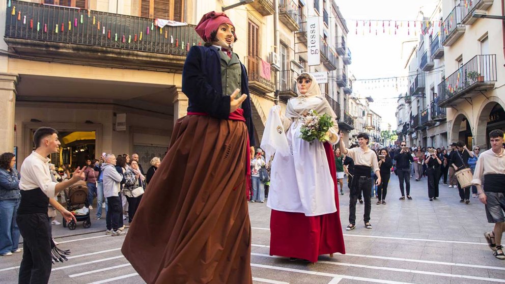L'Eixida omple de balls tradicionals la plaça Major