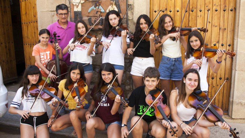 La vuitena edició del curs de viola que imparteix cada estiu el músic Eduard Boleda és aquest any exclusivament femení