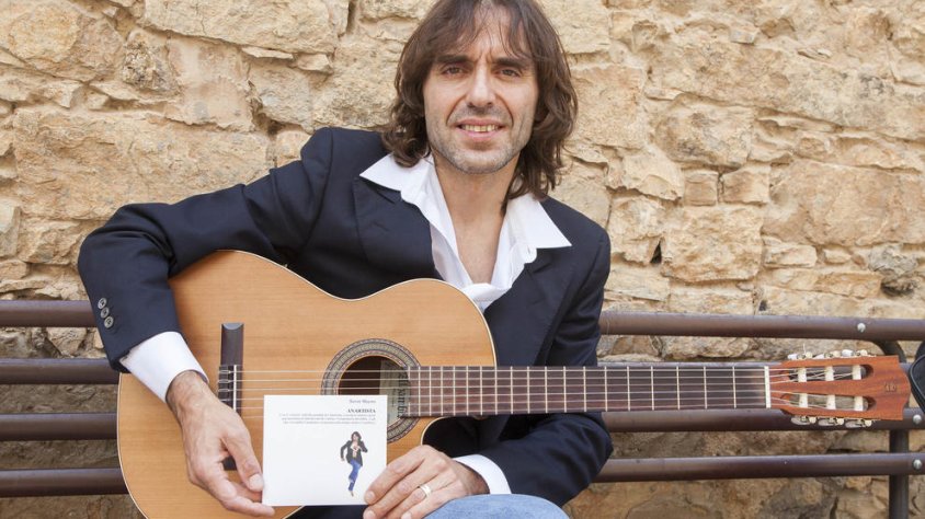 Xavier Mayora mostrant el seu segon treball