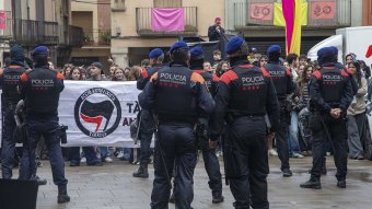 Protesta antifeixista a Tàrrega coincidint amb la inauguració de la seu d’Aliança Catalana