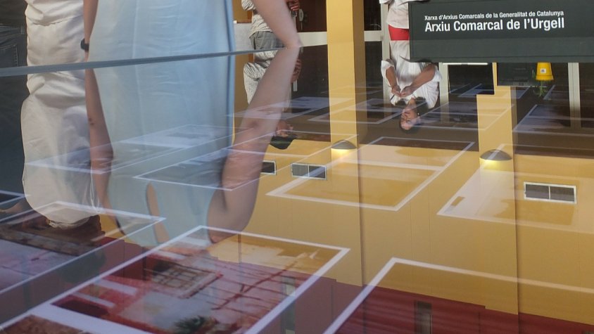 Vitrines de l'Arxiu Comarcal de L'Urgell amb la mostra de projectes