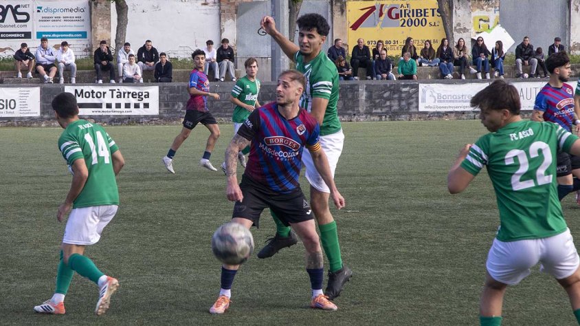 El capità Dani Vargas prova de controlar la pilota davant del marcatge d’un defensa rival