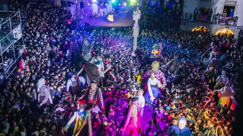 Gegants ballant a la Nit del Tararot