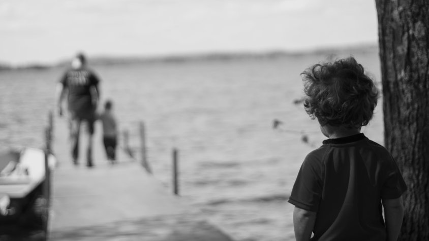 Un infant observa com el seu pare marxa amb el seu germà