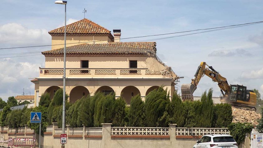 Una grua ha iniciat aquest setmana la demolició del xalet