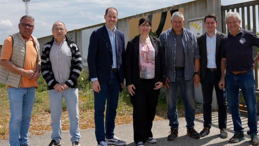Membres del PP davant del circuit de motocròs