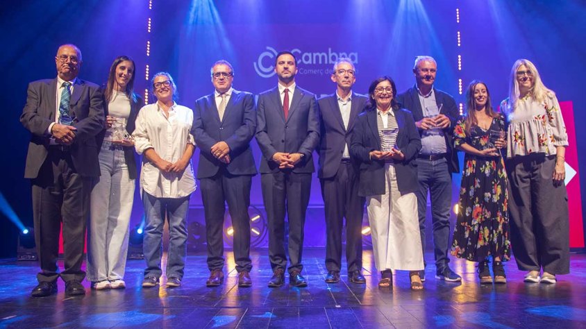 Representants de les cinc empreses i iniciatives guardonades amb les autoritats en una gala que va reunir 400 persones