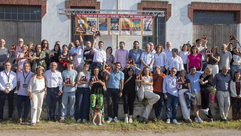 Foto de família dels representants de les sis obres finalistes, organitzadors, col·laboradors i autoritats en l’entrega de premis