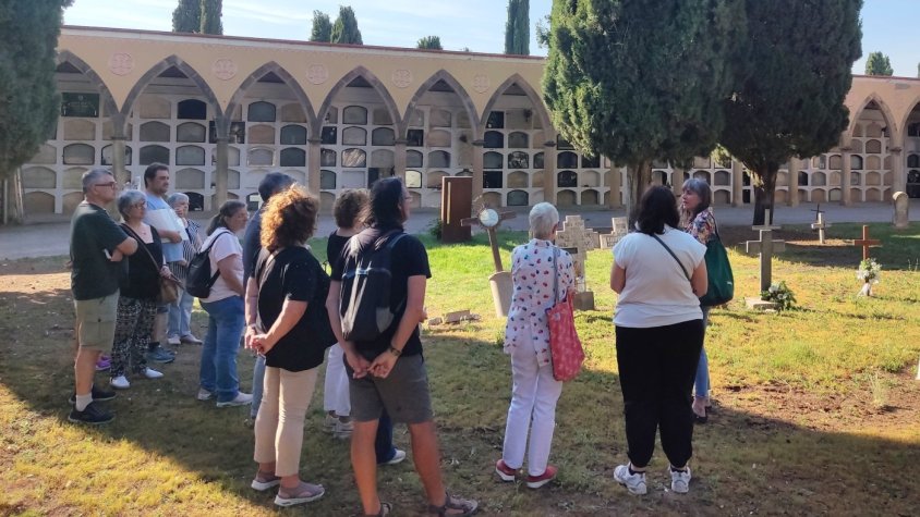 Visita guiada al cementiri de Tàrrega, dissabte passat, a la zona de la fossa comuna