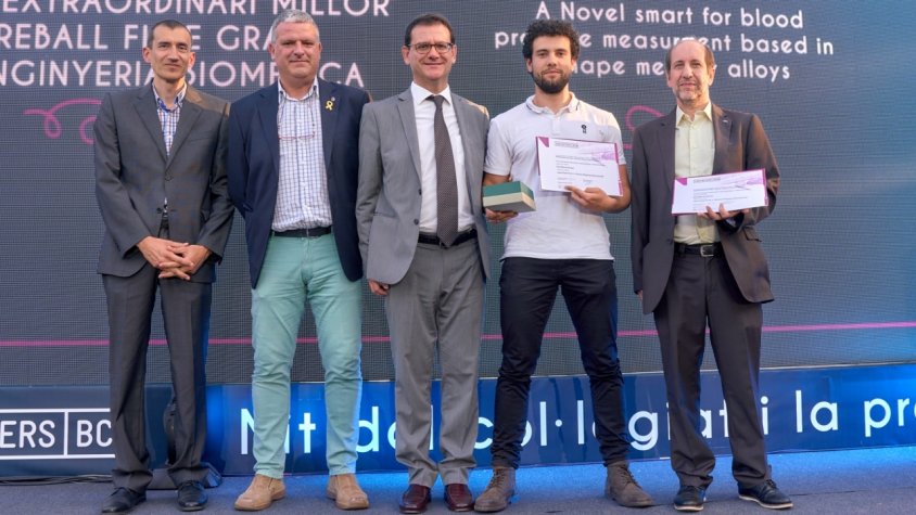 David Monràs, guanyador del Premi al Millor Treball de Fi de Grau en Enginyeria Biomèdica, junt amb el seu tutor del projecte Javier Rosell