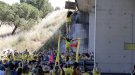 Centenars de docents tallen l'A-2 a Lleida en una nova jornada de vaga a tot Catalunya