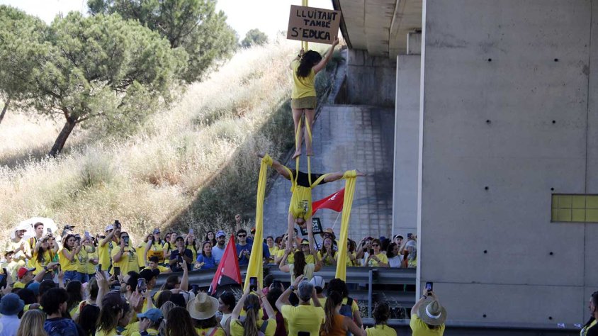 Manifestants fent acrobàcies al tall de l'A-2 a Lleida