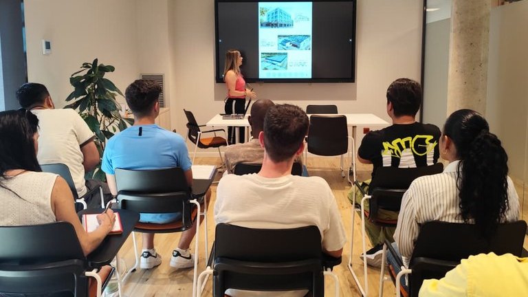 Alumnat de La Solana que cursa organització del transport visita empreses del sector