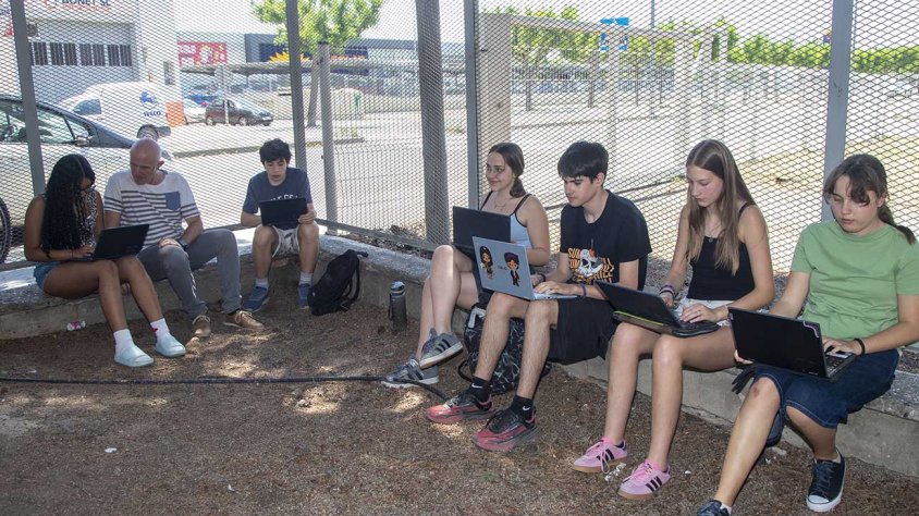 Alumnes amb ordinadors fora de les aules a Tàrrega