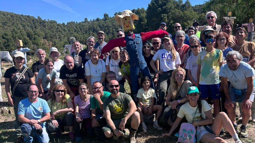 Un grup de persones, més reduït de l'habitual, reparant els 'estimaocells'