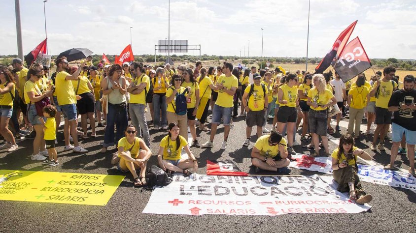 Unes 200 docents han tallat l'A-2 aquest matí a Tàrrega durant mitja hora