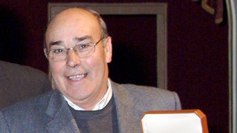 Ramon Puig recollint la distinció en commemoració dels 25 anys de consistoris democràtics. Març 2005