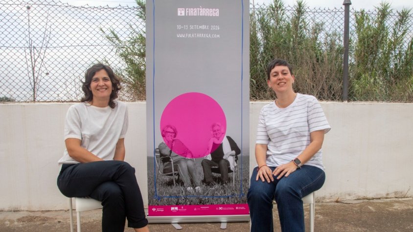 Les directores artística i executiva amb el cartell de l'edició d'enguany