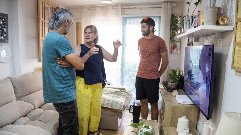 Teresa Figuera a casa seua amb el director tècnic d’habitatge i el tècnic a Lleida de la fundació