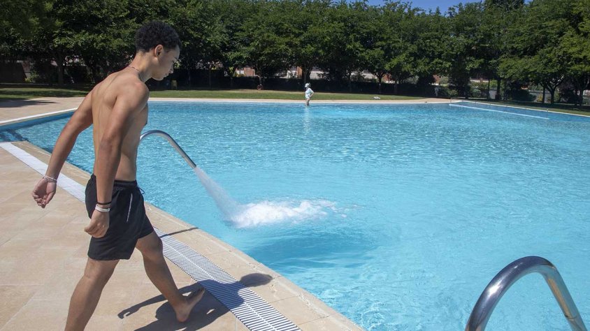 Un banyista aquest matí a les piscines de Tàrrega