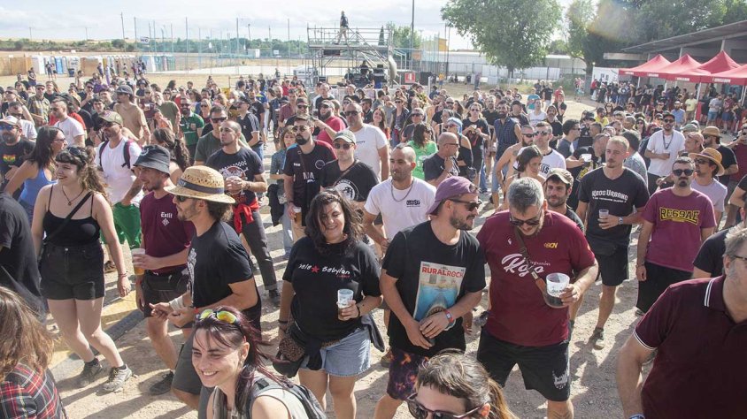 Públic a l’SkaPunk Fest la tarda del divendres 5 de juny al càmping municipal de Tàrrega