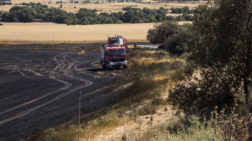Imatge de l'incendi amb els Bombes treballant al lloc