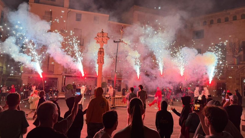 Un moment del correfoc a la plaça Major