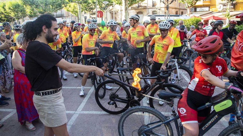 La Flama del Canigó ha estat portada pel Club Alba, el Centre Excursionista CIM i la Penya Pedal de Bellpuig