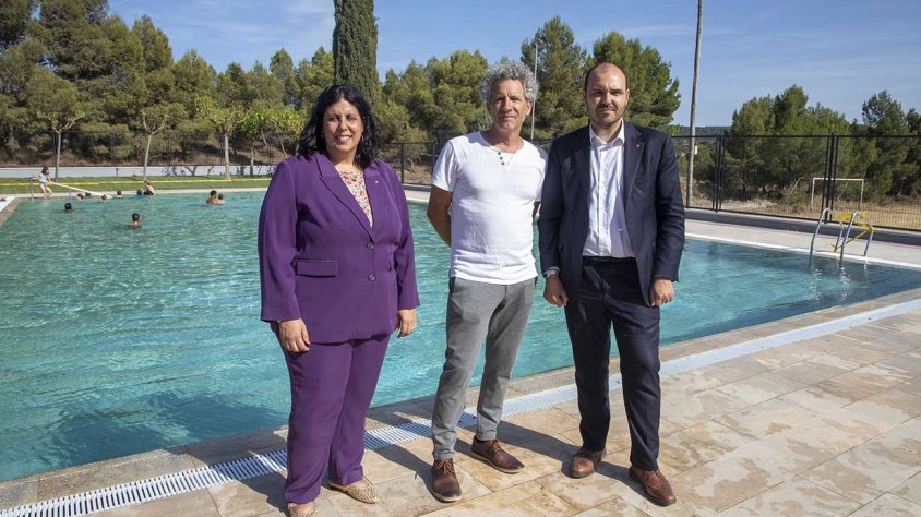 El conseller Dalmau amb l'alcalde de Sant Martí i la delegada del Govern davant la piscina gran
