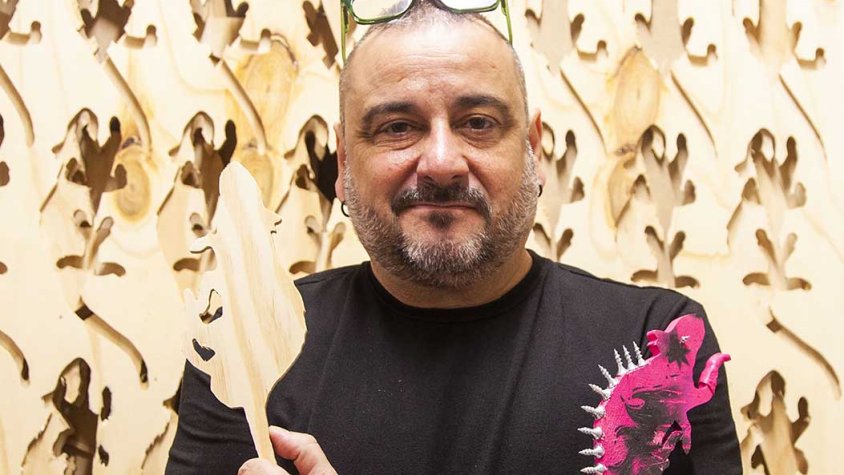 Xavier Brufau, director en funcions, mostrant dos rates davant del motllo