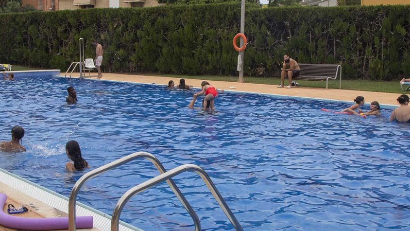 La piscina mitjana d'Agramunt el diumenge
