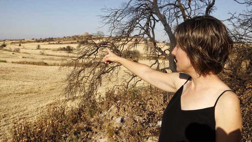 L'agricultura Neus Mangues mostra una de les zones afectades per l'incendi de fa un any