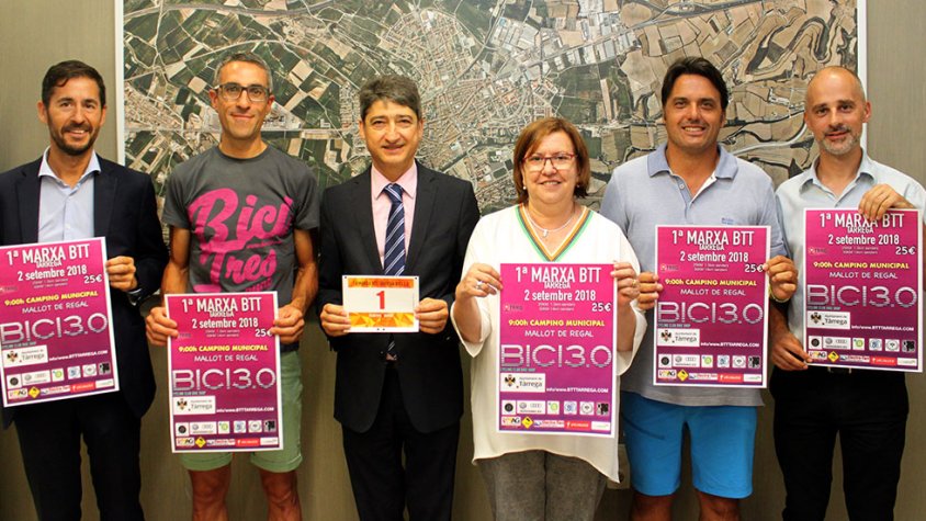 Representants de la Marxa BTT amb l'alcaldessa i el regidor d'Esports