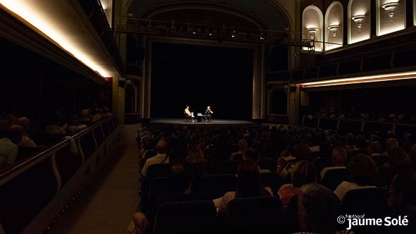 El Teatre Ateneu era ple per escoltar la xerrada de Ramon Cotarelo