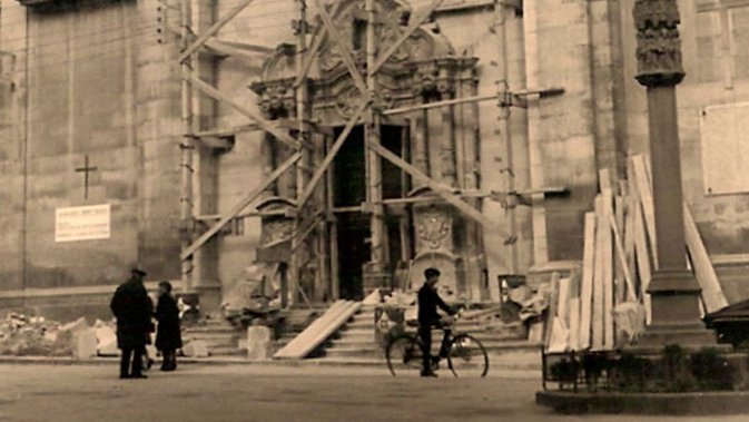 La gran bastida de les obres acabant la façana de la Parroquial, febrer 1968
