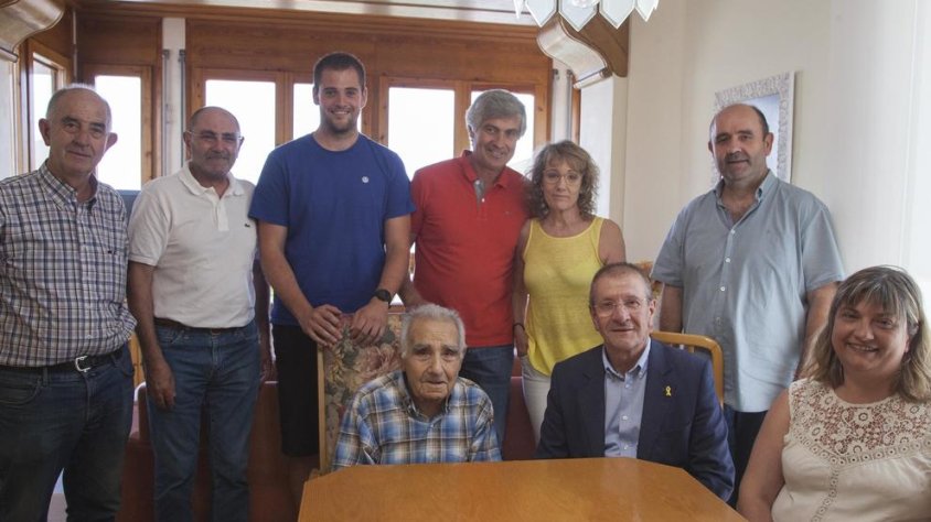 Mariano Grau i l'alcalde Joan Eroles (asseguts) durant l'acte d'ahir