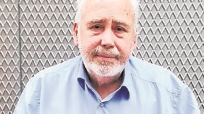 Ortis mostrant el ganivet que ha creat