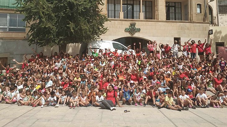 Fotografia de família d'alguns dels infants que participen aquest estiu als casalets que organitza Quàlia a Tàrrega
