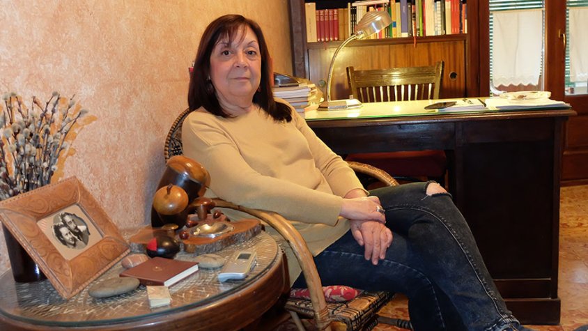 Adelais de Pedrolo asseguda al despatx que fou del seu pare