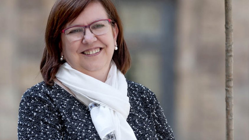 L'alcaldessa a la plaça Major davant de l'Ajuntament de Tàrrega