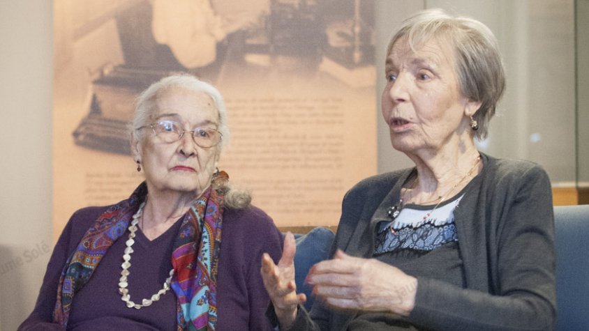 Pilarín Minguell (a la dreta) amb la seva amiga Josefina Vidal durant una entrevista per a 'Nova Tàrrega' el 2018