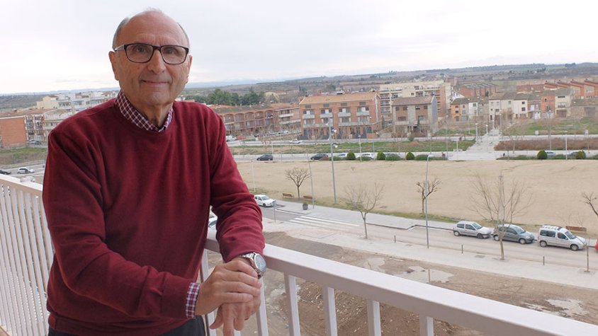 Josep Castellà, al balcó de casa seva per admirar el paisatge que tant li agrada