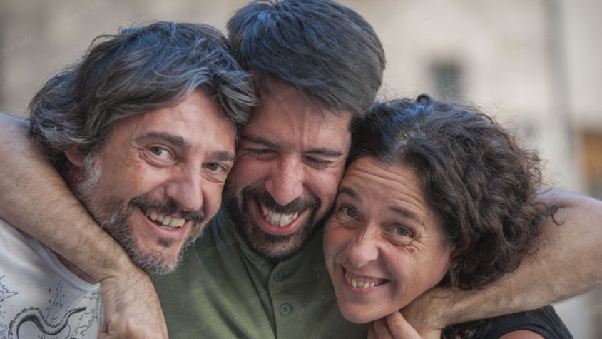 Jordi Duran abraça Ada Vilaró i Josep Perelló durant la sessió fotogràfica per il·lustrar aquesta entrevista